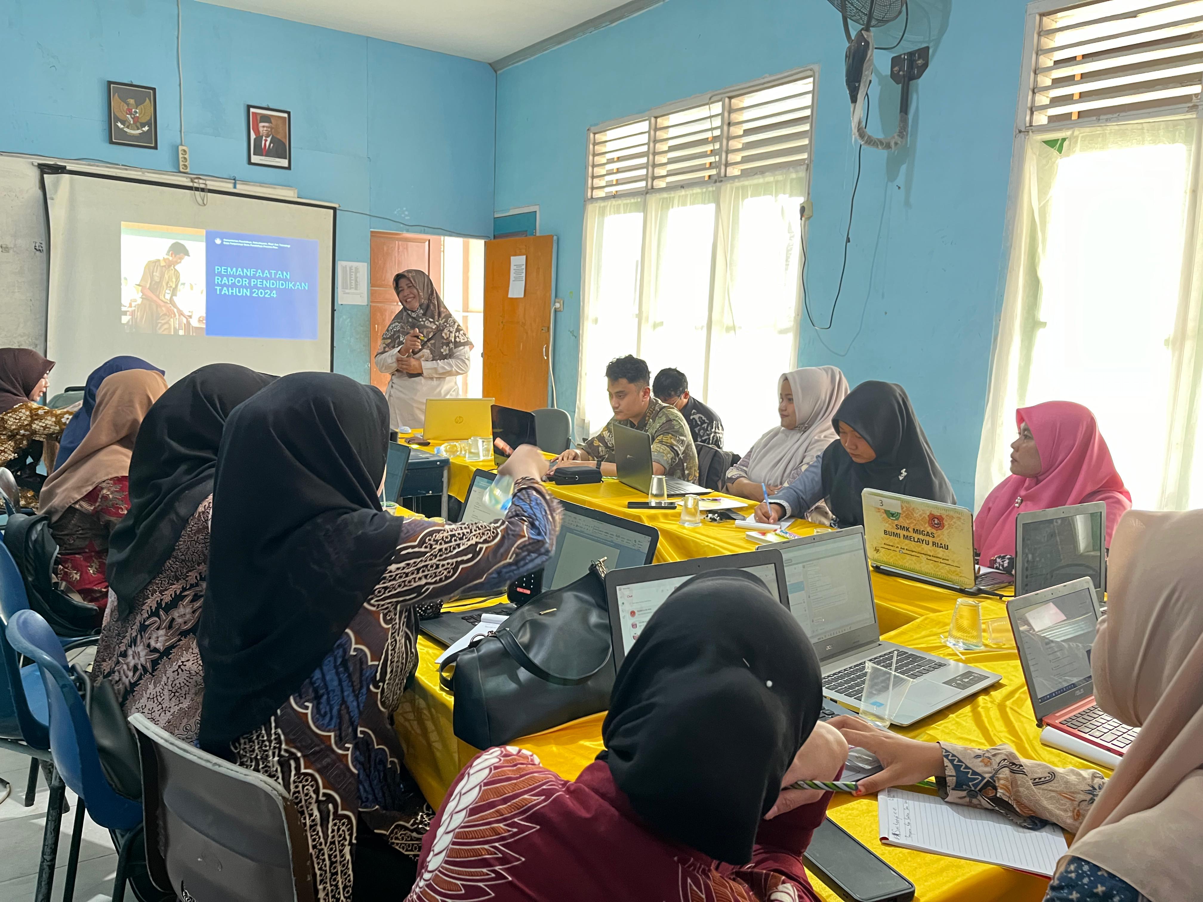 Workshop Analisis & Evaluasi Rapor Pendidikan Sekolah Tahun 2024 Bersama Pemateri dari BPMP Provinsi Riau di SMK Migas Bumi Melayu Riau